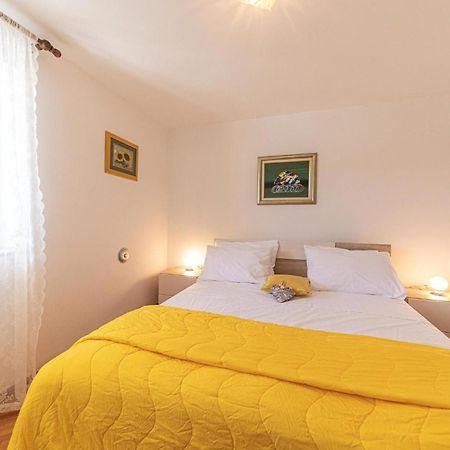 5 Bedroom Cozy Home In Okrug Donji Donji Okrug  Kültér fotó