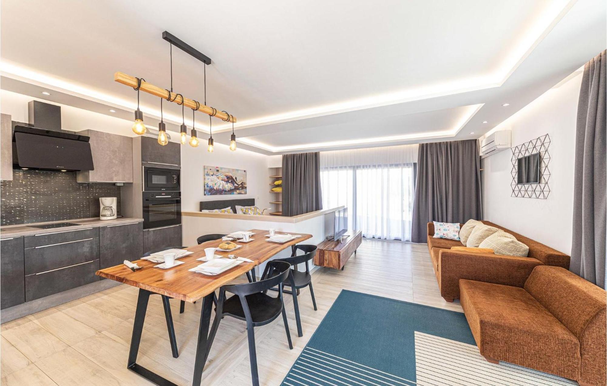 5 Bedroom Cozy Home In Okrug Donji Donji Okrug  Kültér fotó