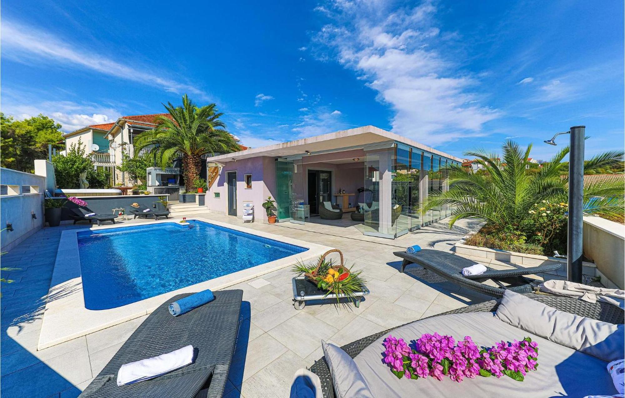 5 Bedroom Cozy Home In Okrug Donji Donji Okrug  Kültér fotó