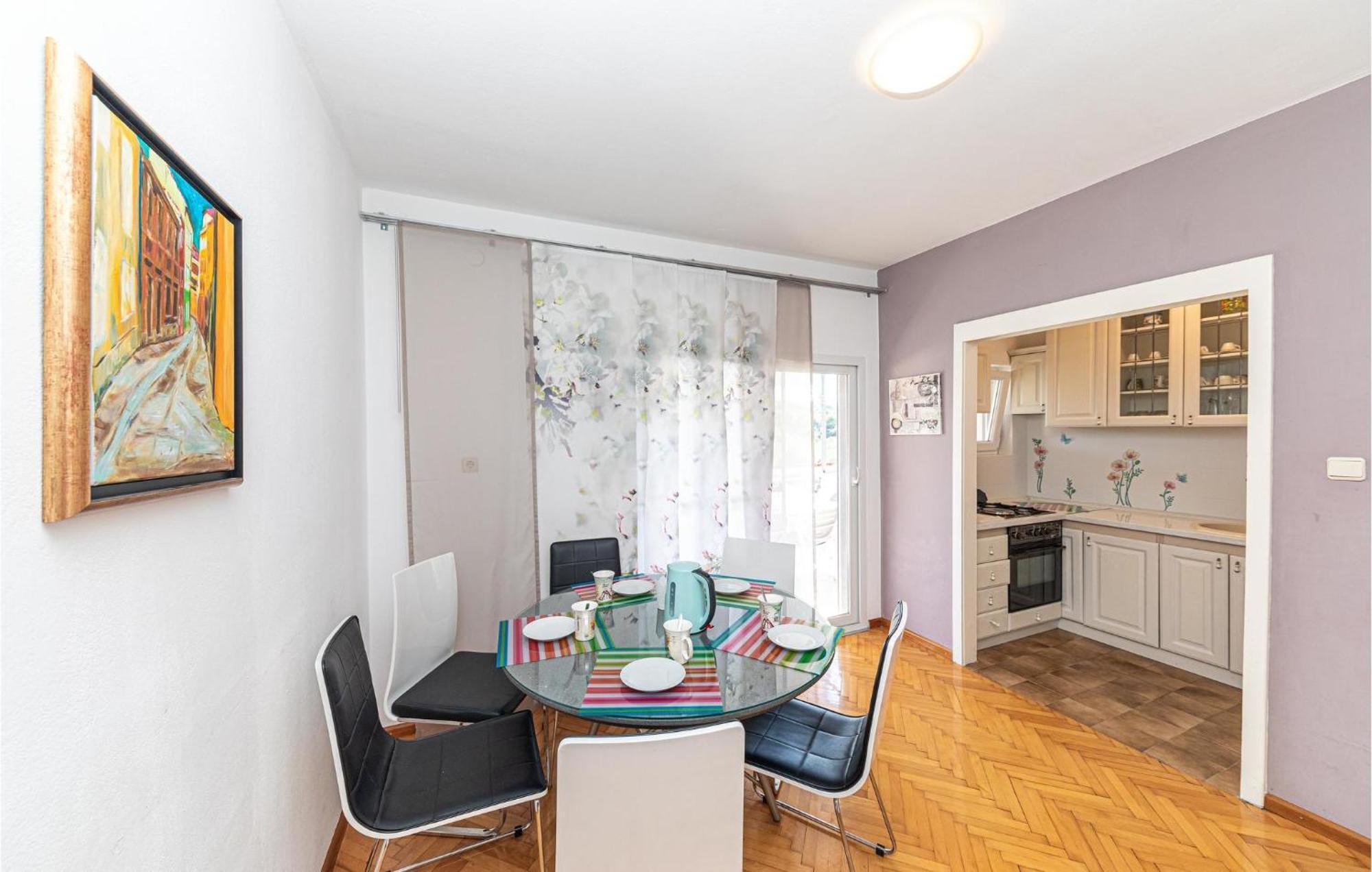 5 Bedroom Cozy Home In Okrug Donji Donji Okrug  Kültér fotó
