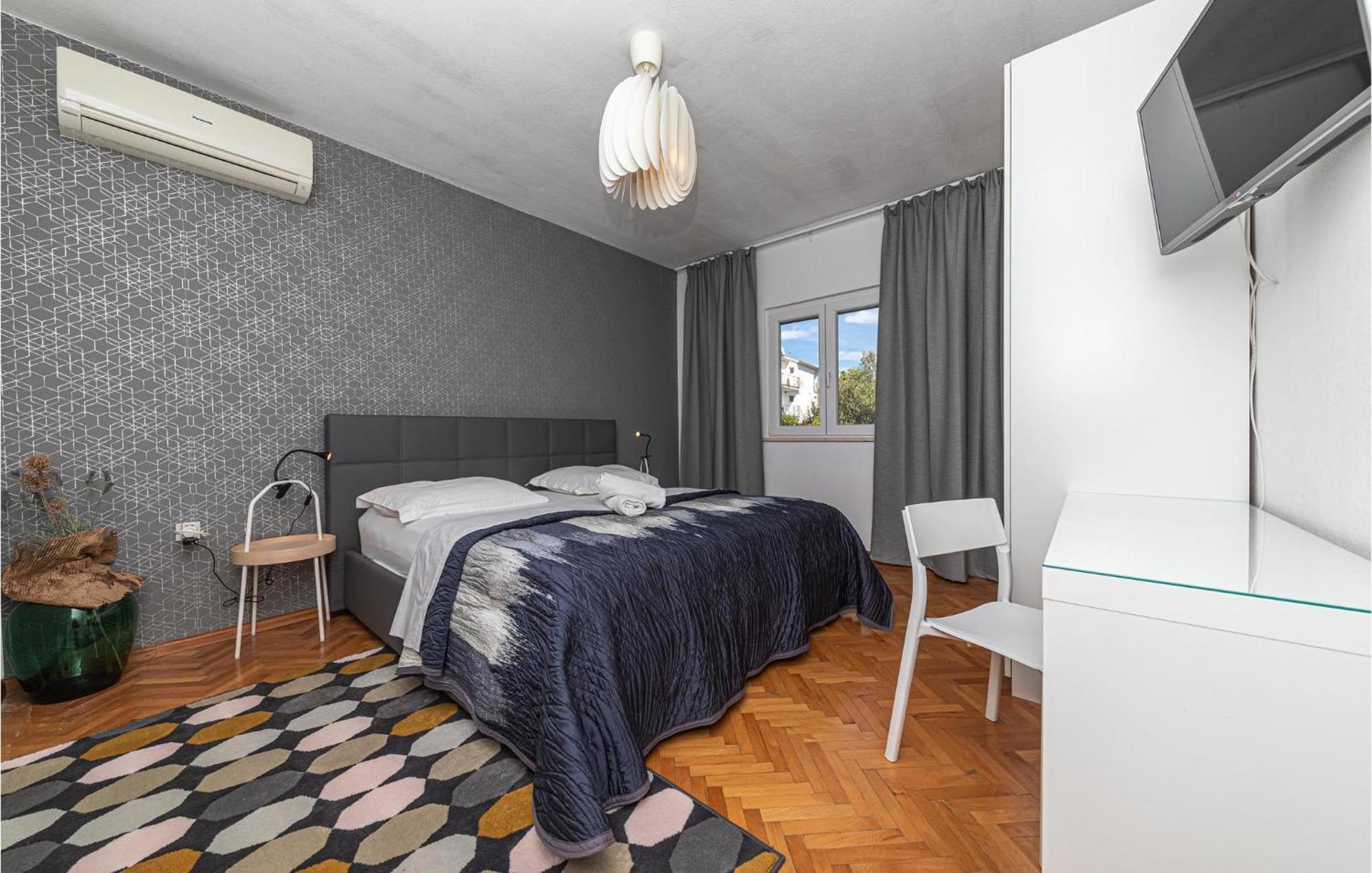 5 Bedroom Cozy Home In Okrug Donji Donji Okrug  Kültér fotó