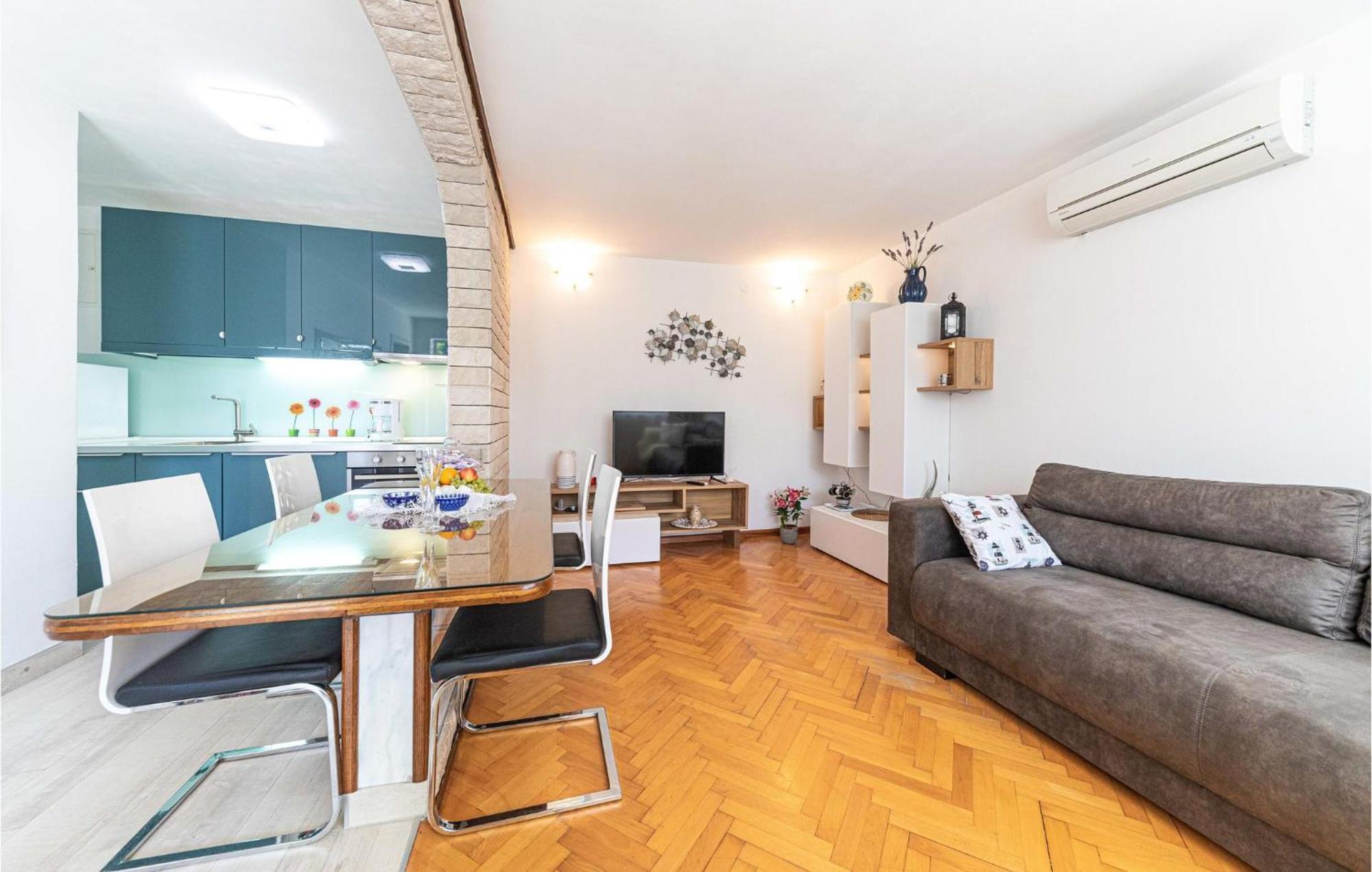 5 Bedroom Cozy Home In Okrug Donji Donji Okrug  Kültér fotó