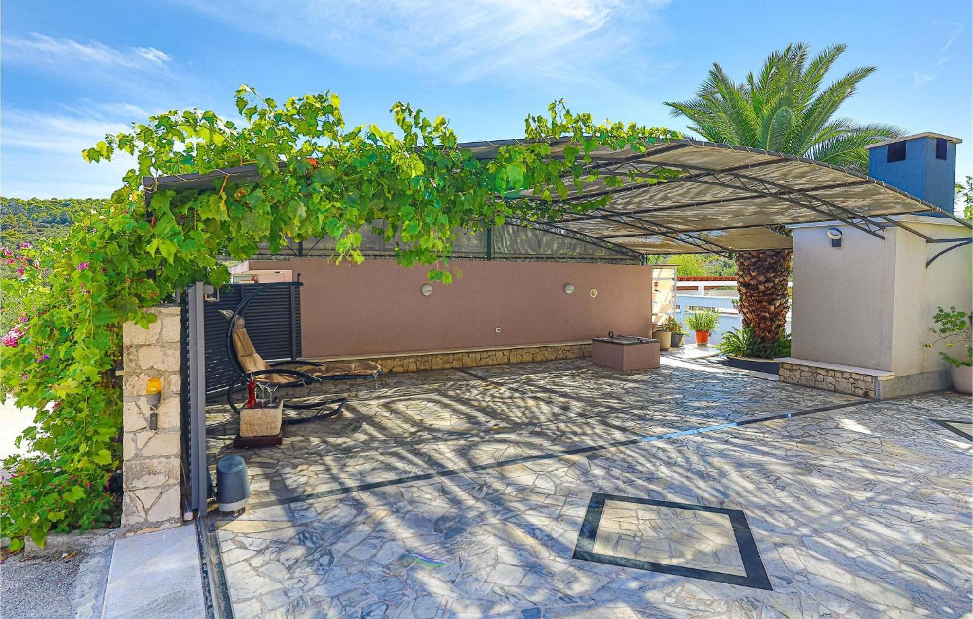 5 Bedroom Cozy Home In Okrug Donji Donji Okrug  Kültér fotó