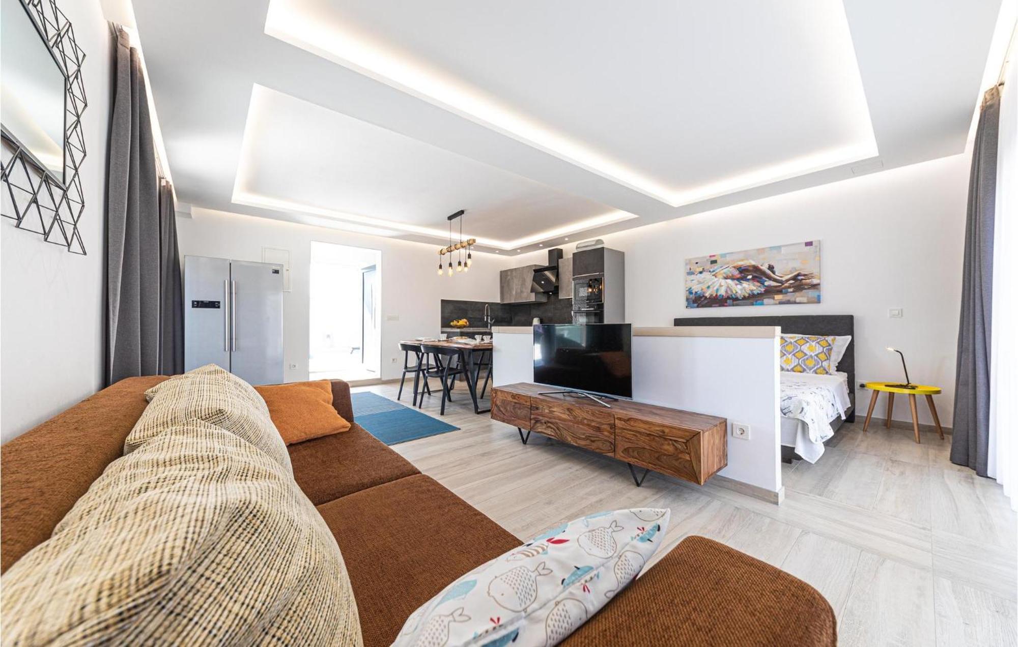 5 Bedroom Cozy Home In Okrug Donji Donji Okrug  Kültér fotó