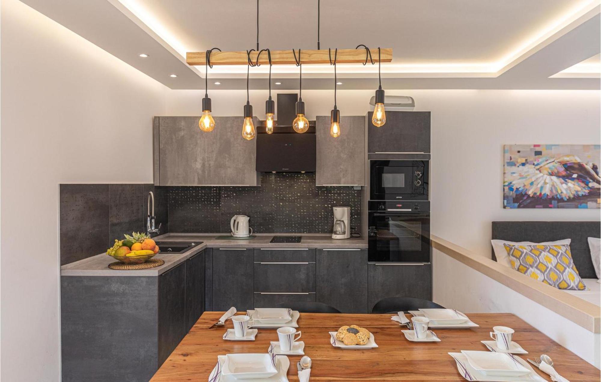 5 Bedroom Cozy Home In Okrug Donji Donji Okrug  Kültér fotó