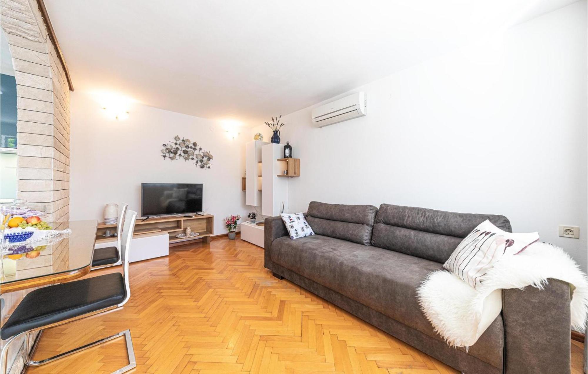 5 Bedroom Cozy Home In Okrug Donji Donji Okrug  Kültér fotó