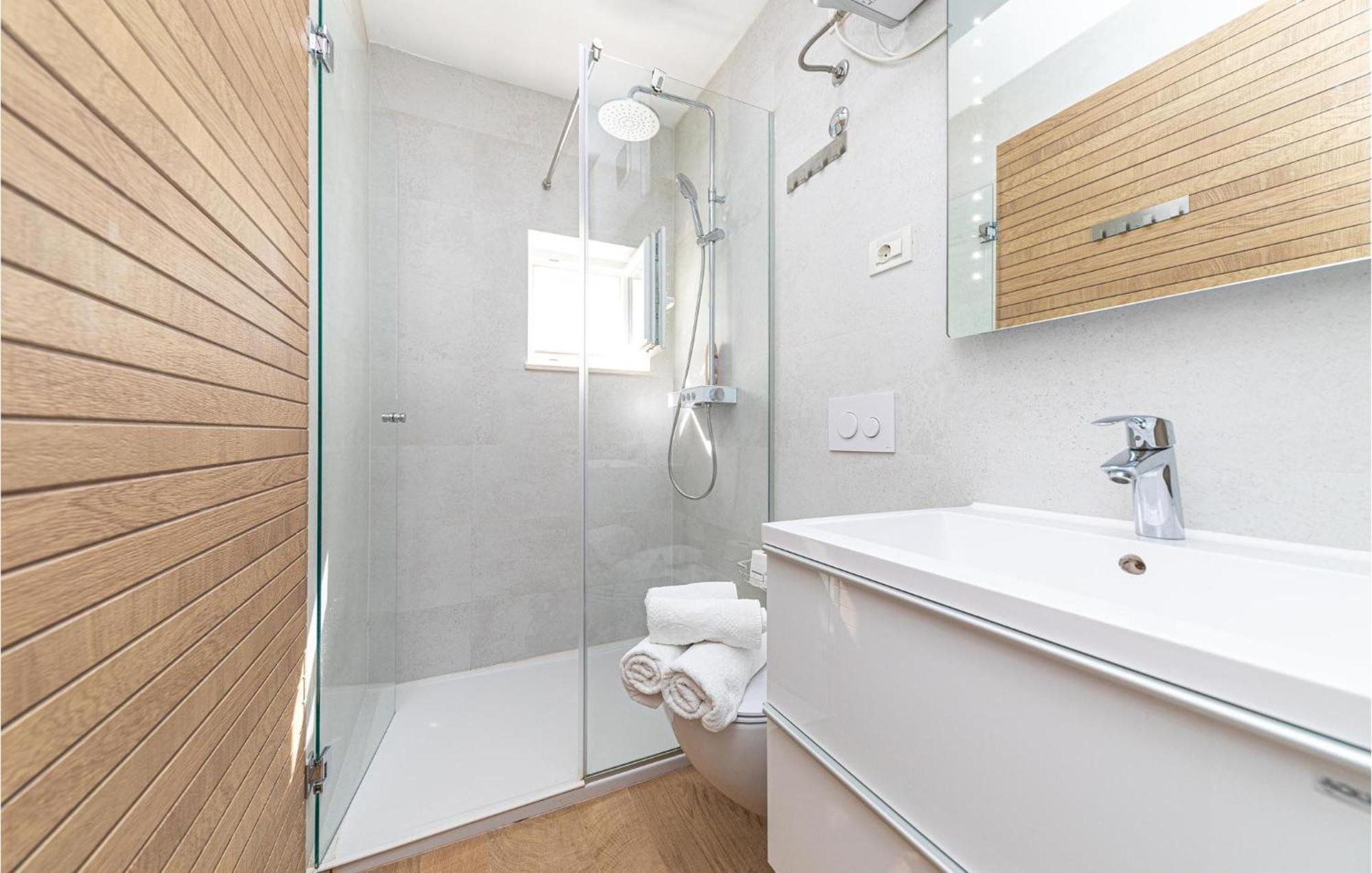 5 Bedroom Cozy Home In Okrug Donji Donji Okrug  Kültér fotó