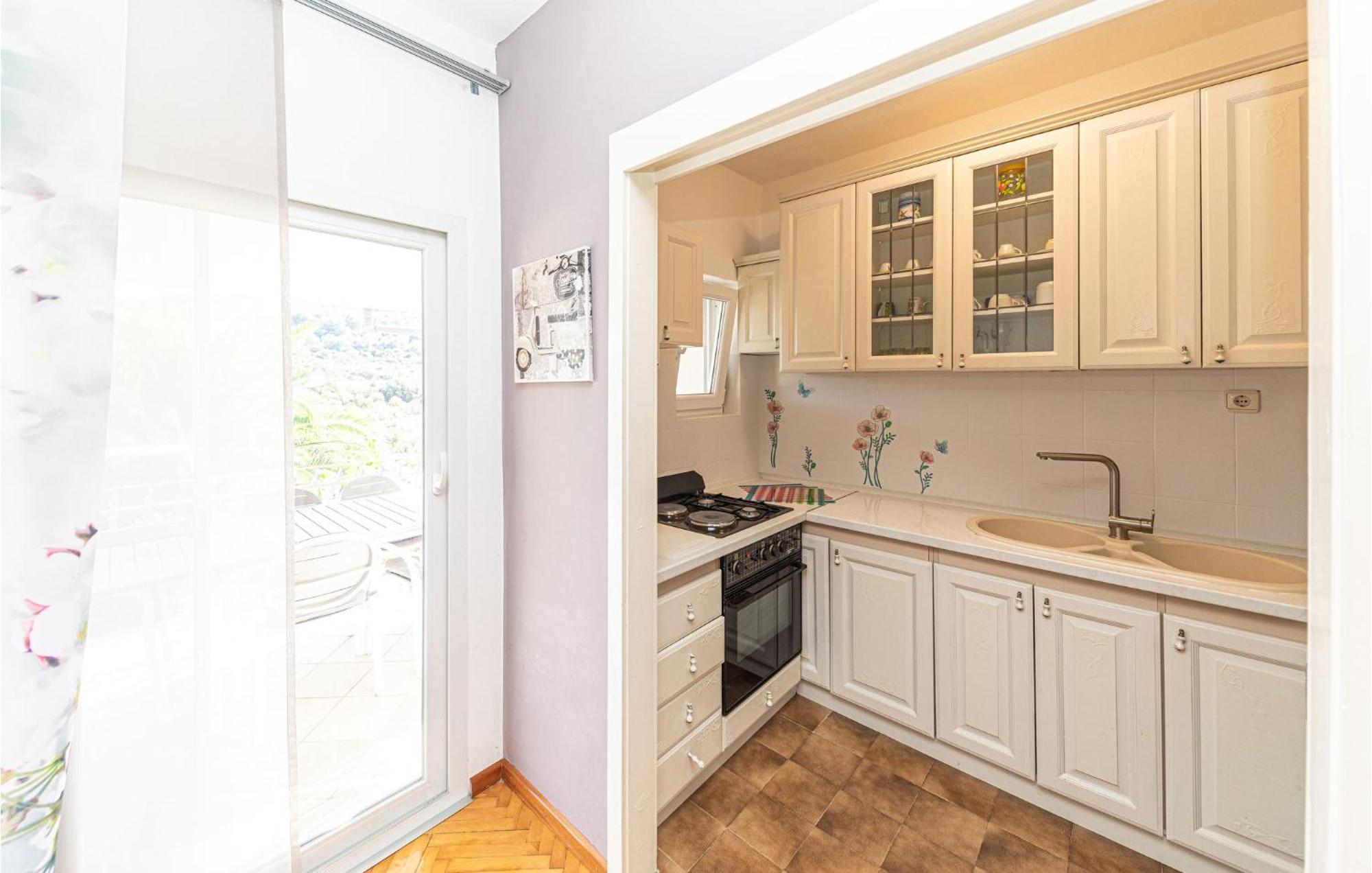 5 Bedroom Cozy Home In Okrug Donji Donji Okrug  Kültér fotó