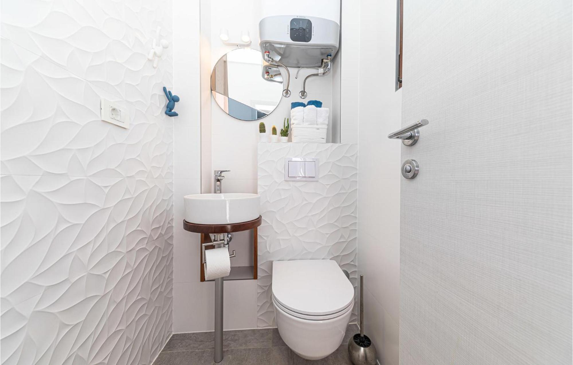 5 Bedroom Cozy Home In Okrug Donji Donji Okrug  Kültér fotó