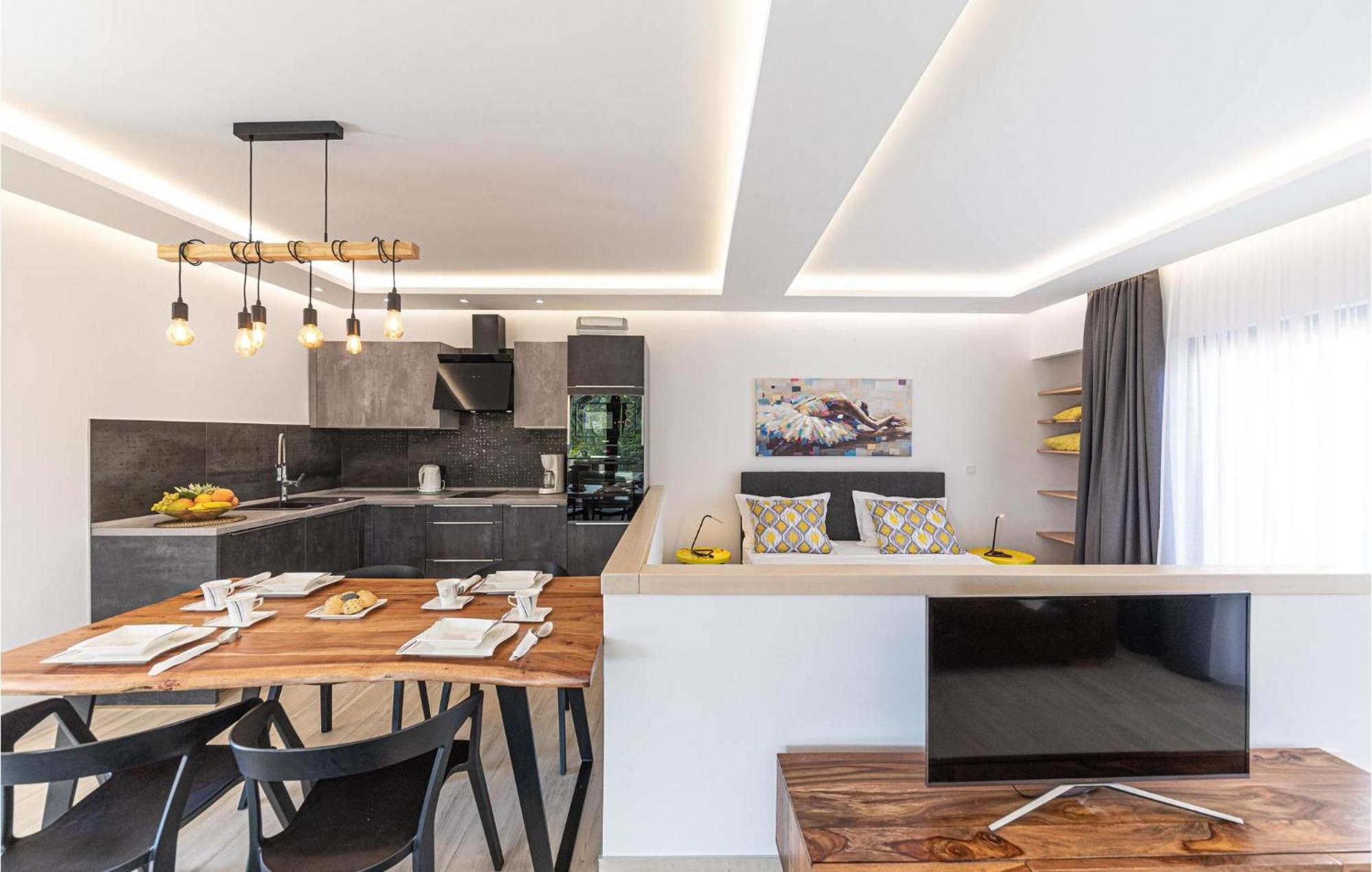 5 Bedroom Cozy Home In Okrug Donji Donji Okrug  Kültér fotó