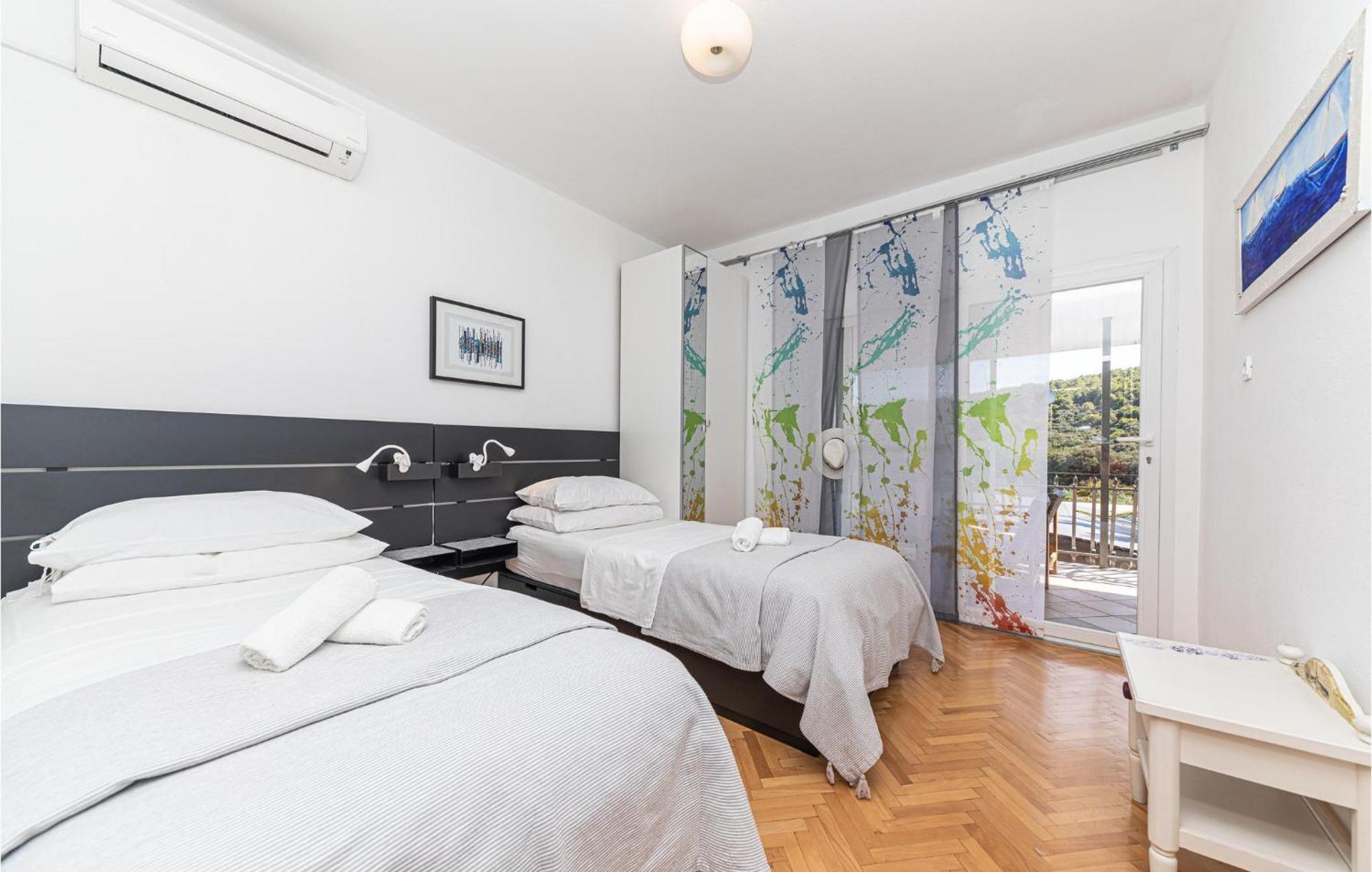 5 Bedroom Cozy Home In Okrug Donji Donji Okrug  Kültér fotó