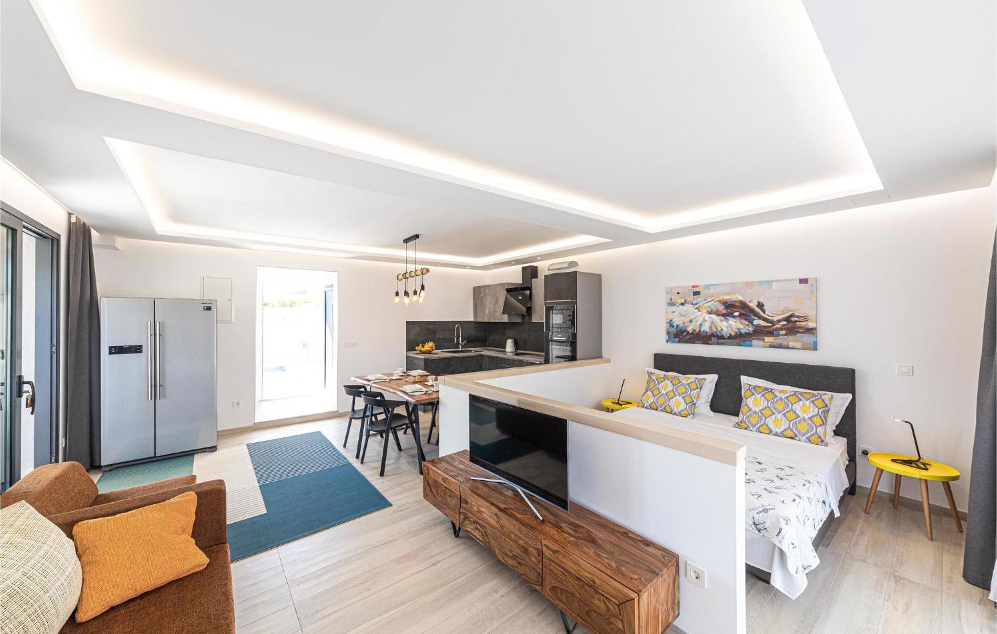 5 Bedroom Cozy Home In Okrug Donji Donji Okrug  Kültér fotó
