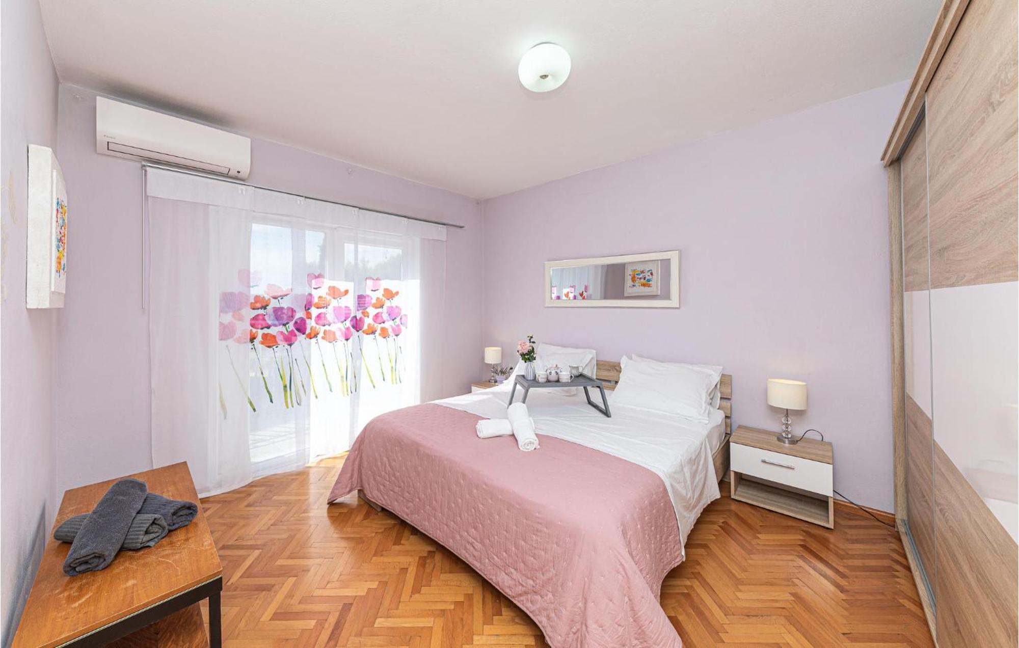 5 Bedroom Cozy Home In Okrug Donji Donji Okrug  Kültér fotó