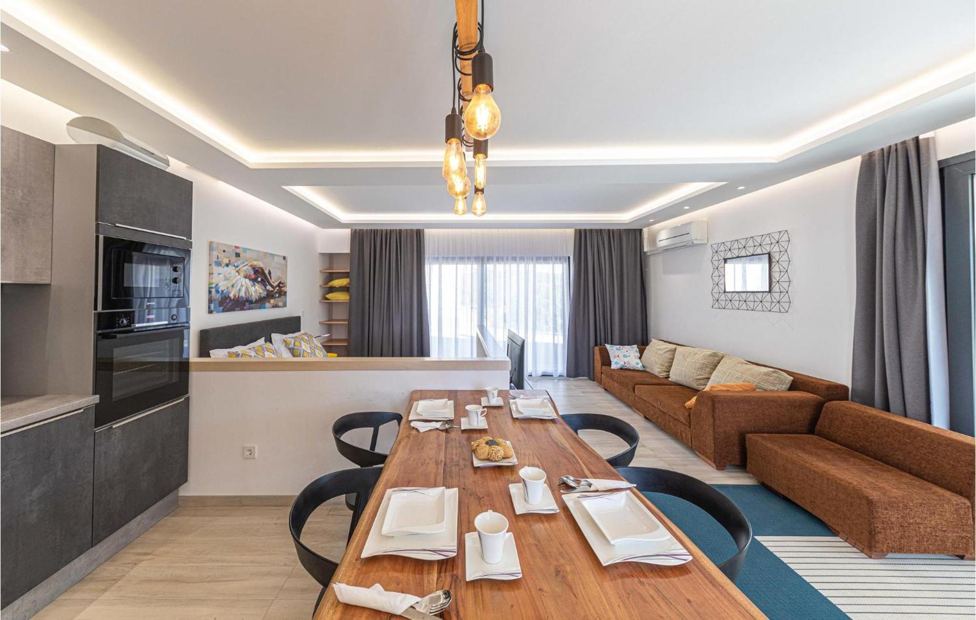 5 Bedroom Cozy Home In Okrug Donji Donji Okrug  Kültér fotó