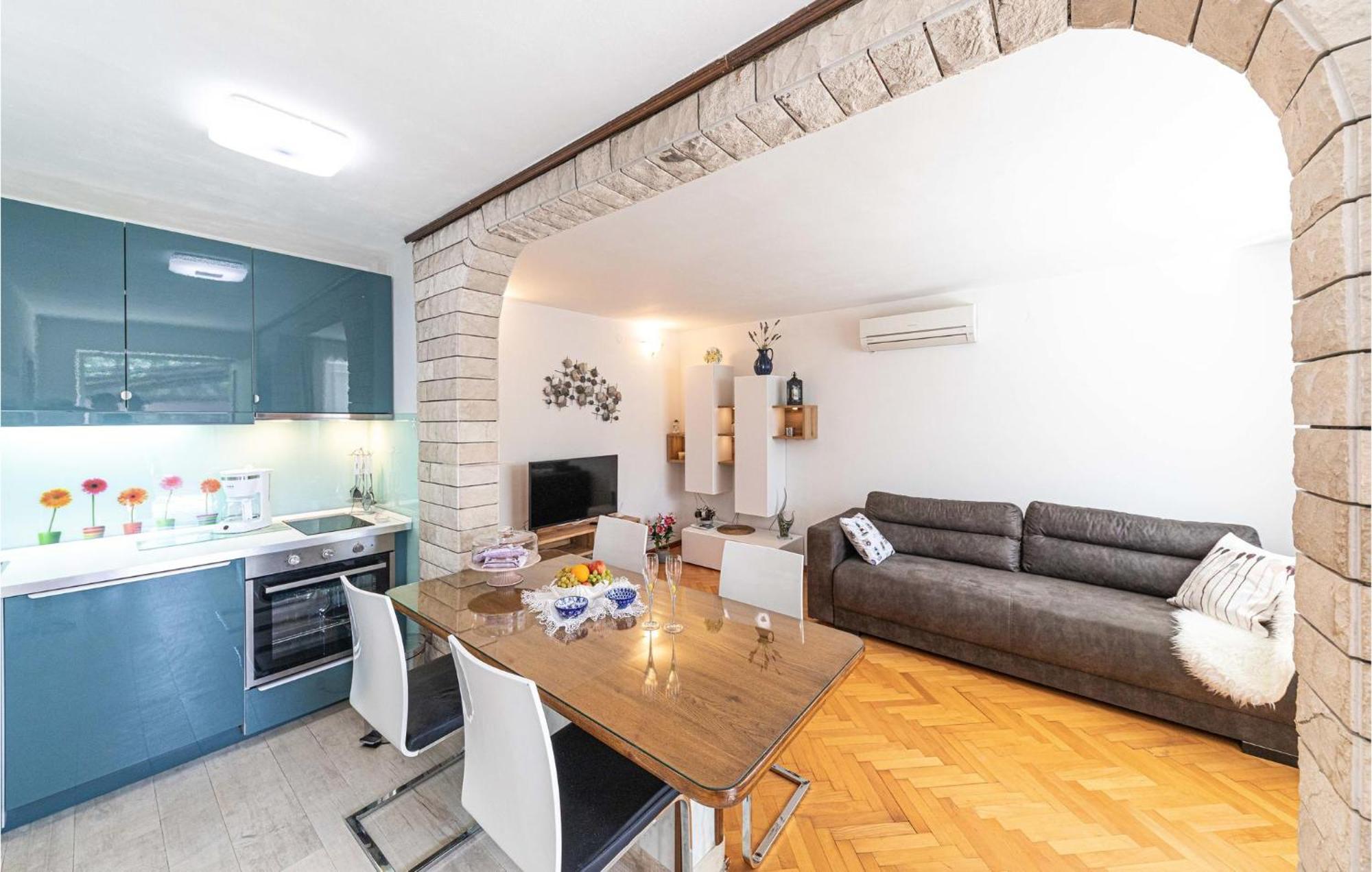 5 Bedroom Cozy Home In Okrug Donji Donji Okrug  Kültér fotó
