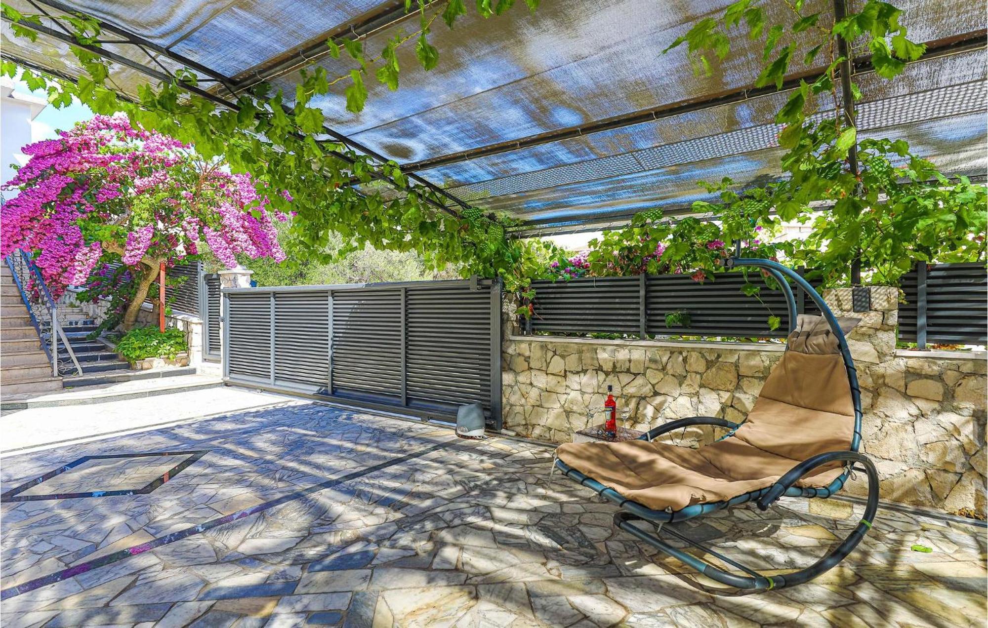 5 Bedroom Cozy Home In Okrug Donji Donji Okrug  Kültér fotó