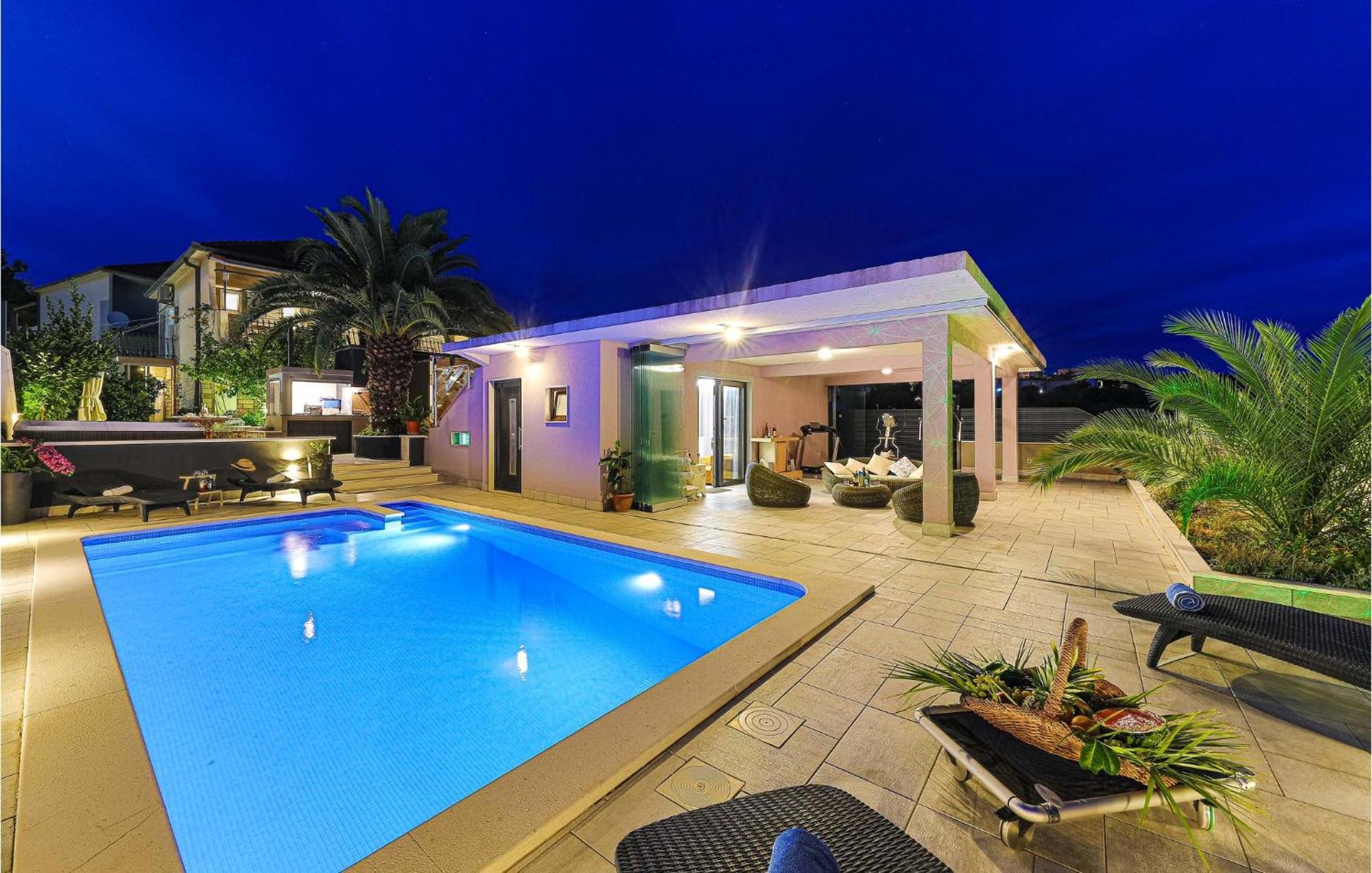 5 Bedroom Cozy Home In Okrug Donji Donji Okrug  Kültér fotó