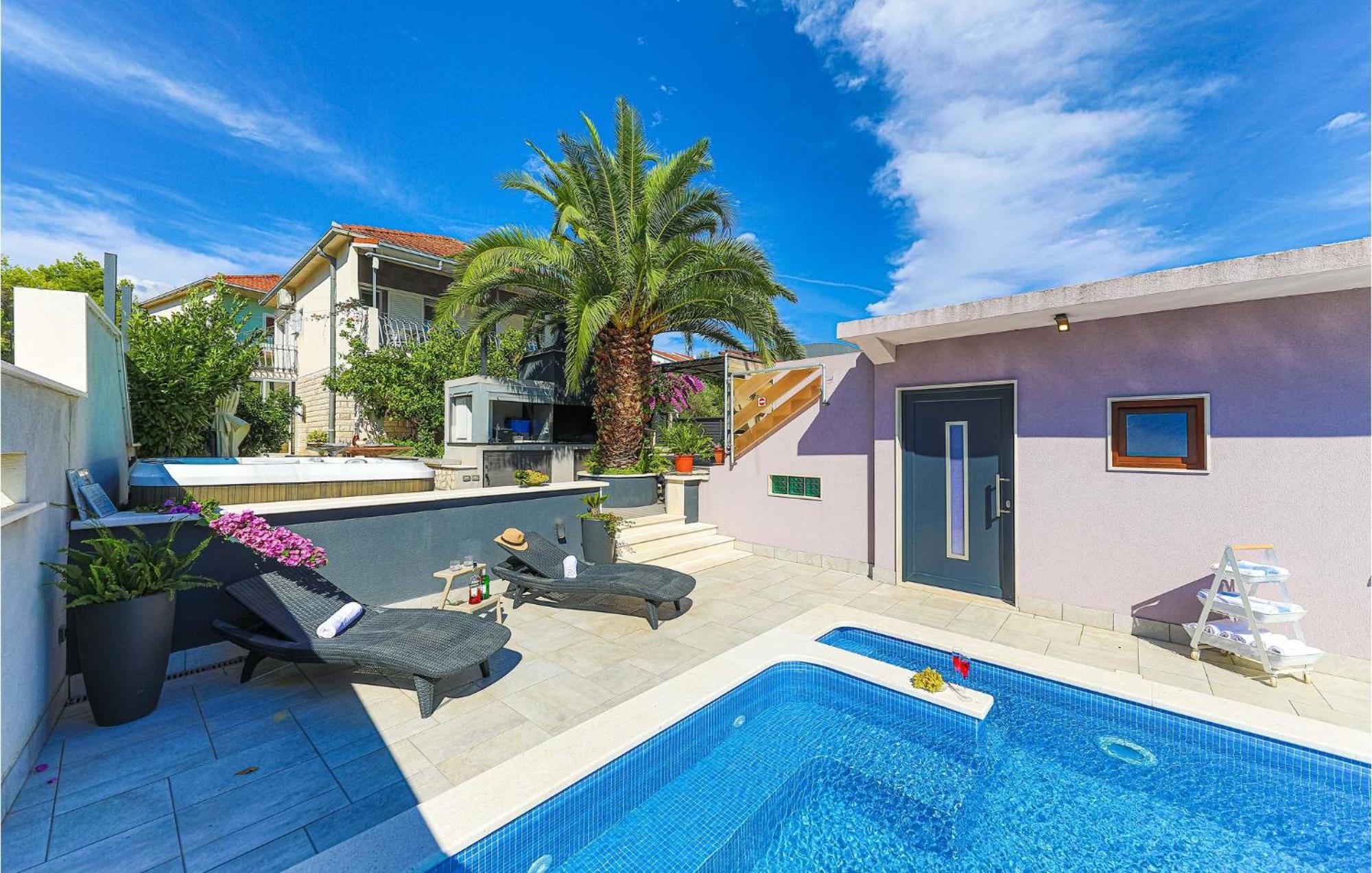 5 Bedroom Cozy Home In Okrug Donji Donji Okrug  Kültér fotó